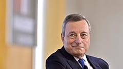 İtalya'nın eski başbakanı Mario Draghi, Cambridge’deki MIT Sloan Yönetim Okulu’nda 2023 Miriam Pozen Ödülü’nü aldığı tören sırada, 7 Haziran 2023 