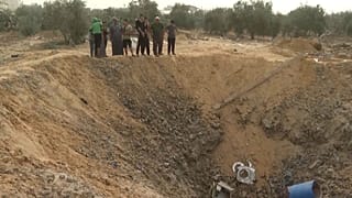 آثار ضربة الصاروخ الإسرائيلي الذي قتل ثمانية أفراد من عائلة فلسطينية نازحة في رفح. 2024/04/18