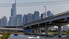مياه الفيضان تغمر طريق السيارة الشيخ زايد في دبي. 2024/04/18