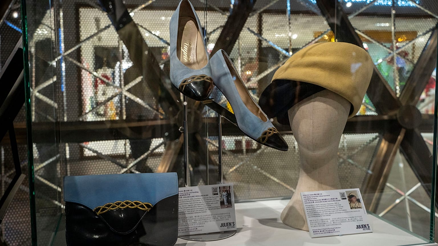 Prenses Diana'ya ait kıyafet ve aksesuarları bazıları 27 Haziran'da açık arttırmayla satılacak