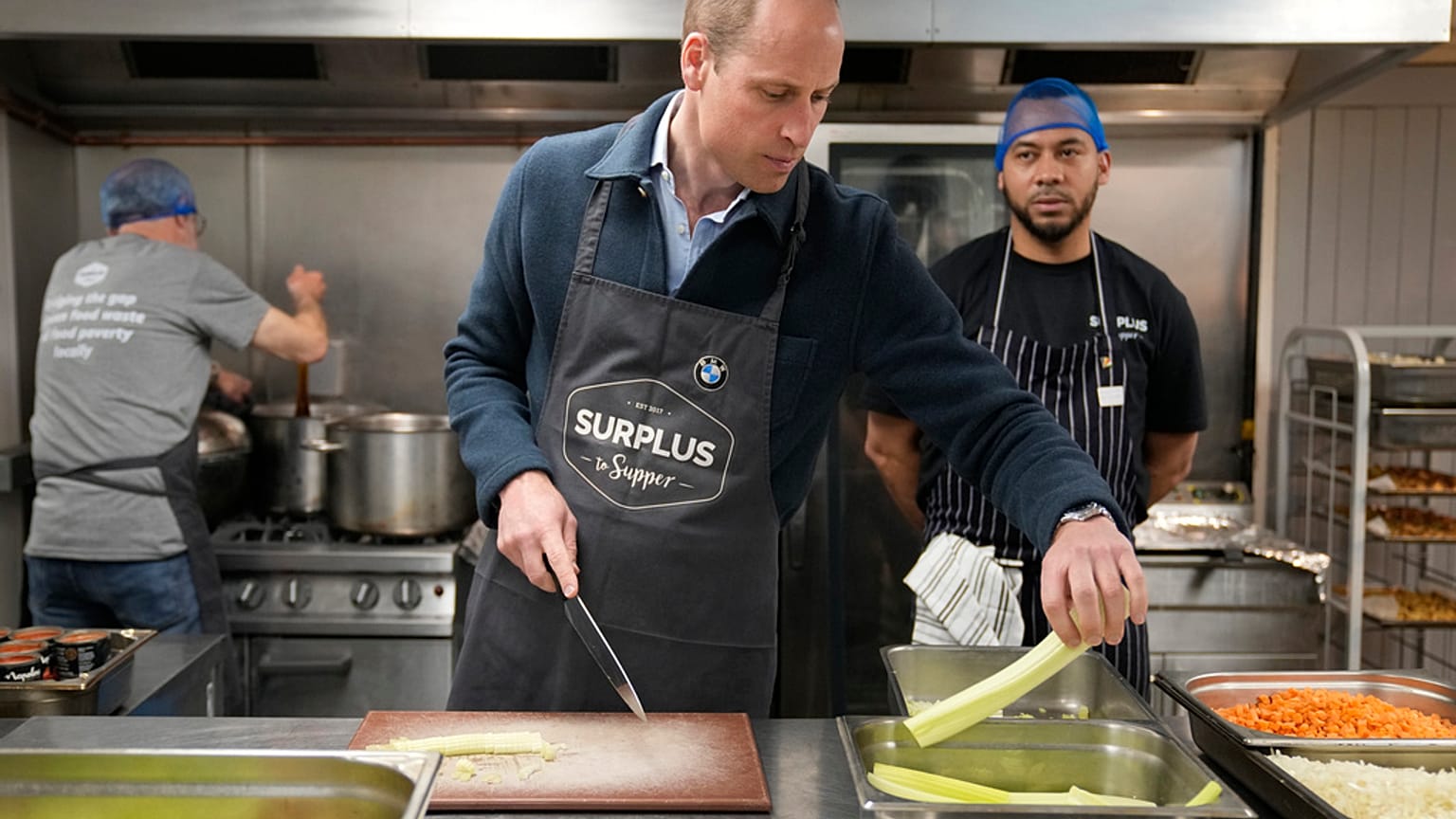 El príncipe William ayuda a preparar una salsa boloñesa durante una visita a Surplus to Supper, en Sunbury-on-Thames, Surrey, Inglaterra, el 18 de abril de 2024.
