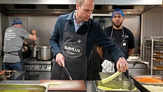 El príncipe William ayuda a preparar una salsa boloñesa durante una visita a Surplus to Supper, en Sunbury-on-Thames, Surrey, Inglaterra, el 18 de abril de 2024.