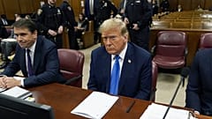 El expresidente Donald Trump espera el inicio del proceso durante la selección del jurado en el tribunal penal de Manhattan, el 18 de abril de 2024 en Nueva York.