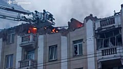 Equipos de rescate trabajan en la escena de un edificio dañado después de un ataque ruso en Dnipró, Ucrania, este viernes