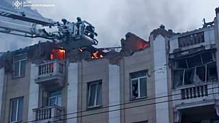 Equipos de rescate trabajan en la escena de un edificio dañado después de un ataque ruso en Dnipró, Ucrania, este viernes