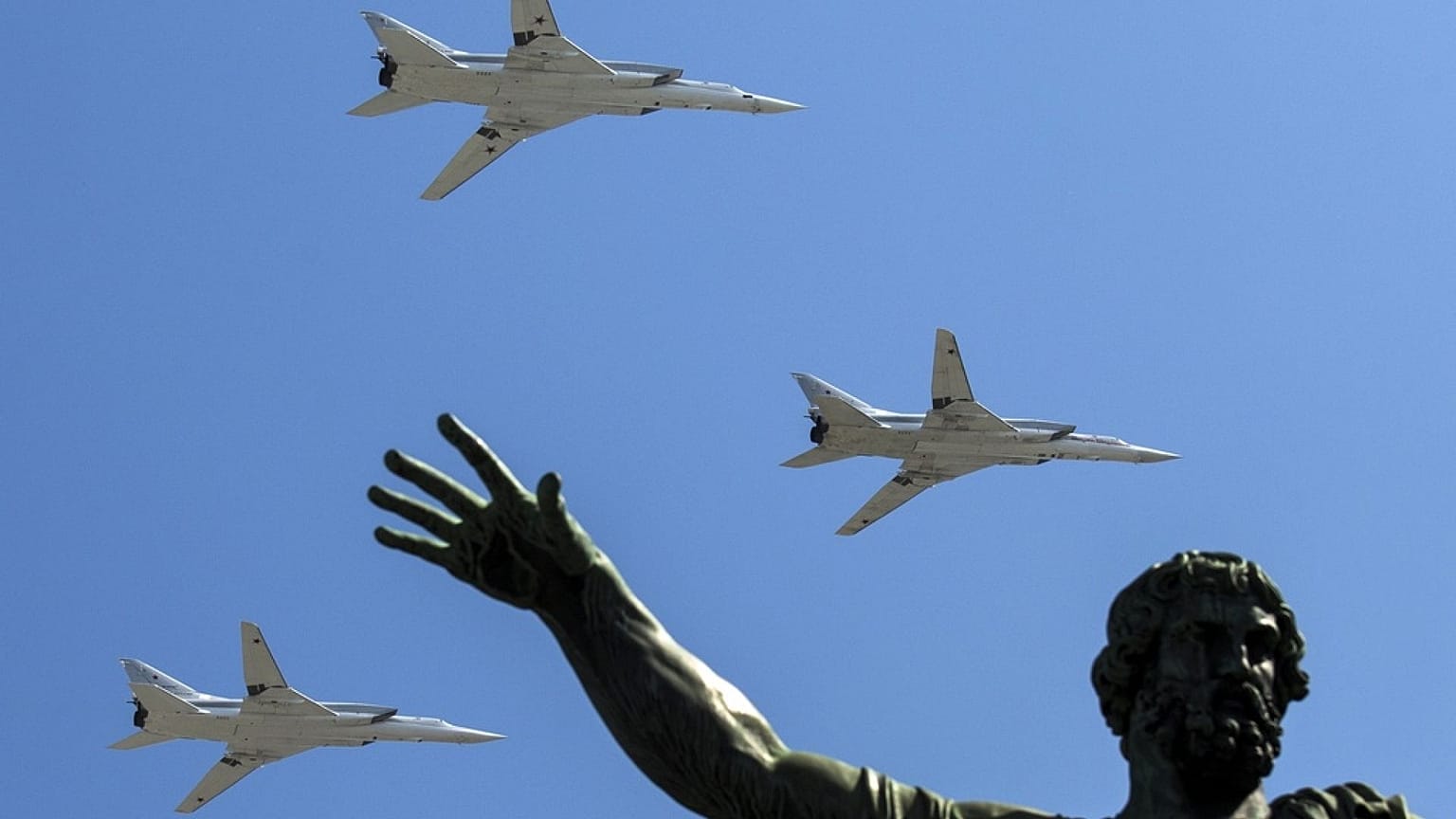 قاذفات القنابل الروسية بعيدة المدى من طراز Tu-22M-3 تحلق خلال العرض العسكري بمناسبة عيد النصر في موسكو، بمناسبة مرور 71 عامًا على النصر في الحرب العالمية الثانية