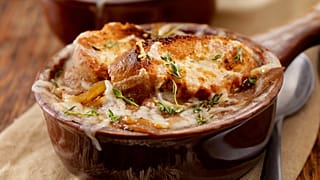 La clásica sopa de cebolla francesa