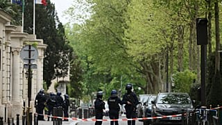 Varios agentes de Policía acordonan la zona cercana al consulado iraní, el viernes 19 de abril de 2024 en París.