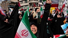  Iranianos cantam slogans durante uma reunião anti-israelita após as orações de sexta-feira em Teerão, Irão, sexta-feira, 19 de abril de 2024. 