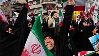 Iranianos cantam slogans durante uma reunião anti-israelita após as orações de sexta-feira em Teerão, Irão, sexta-feira, 19 de abril de 2024.