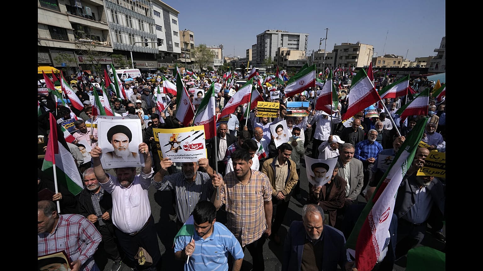 مظاهرات في طهران بعد هجوم إسرائيلي على أصفهان