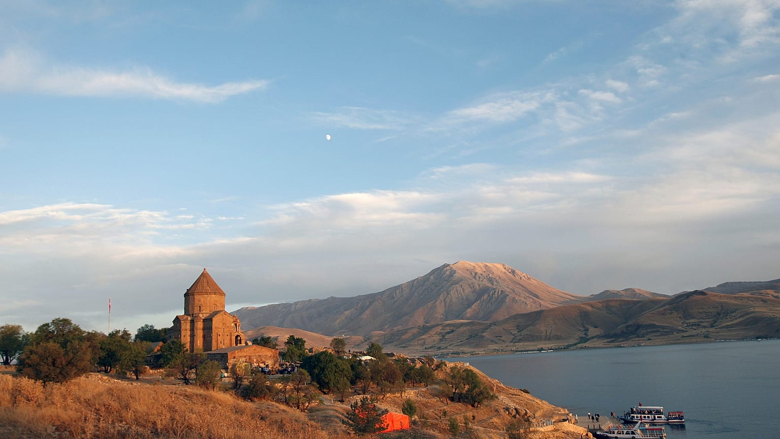 La iglesia de Akdamar en la isla de Akdamar, lago Van, Turquía.