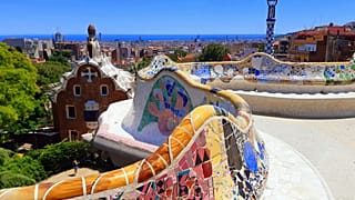 El número 116 para en el Park Güell de Antoni Gaudí, la segunda atracción más popular de Barcelona después de la Sagrada Familia.