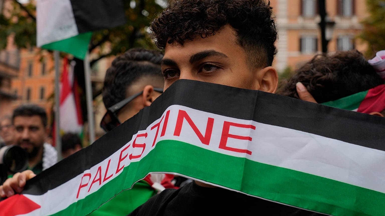متظاهرون يحملون الأعلام ويرددون شعارات خلال مسيرة مؤيدة للفلسطينيين في روما