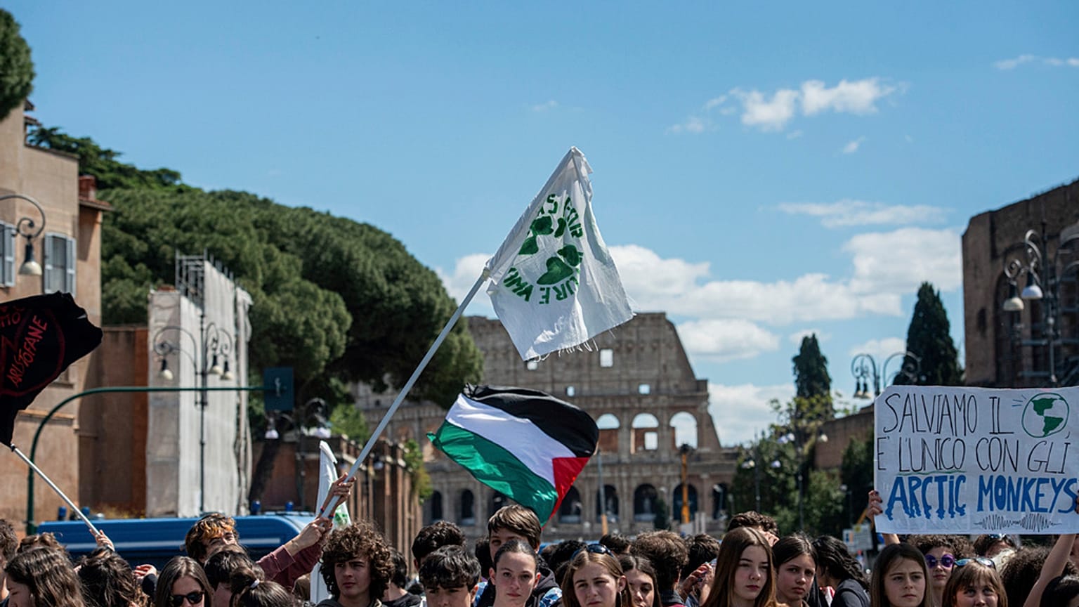 الطلاب يسيرون أمام الكولوسيوم القديم، الذي يمكن رؤيته في الخلفية