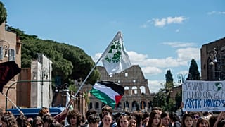 الطلاب يسيرون أمام الكولوسيوم القديم، الذي يمكن رؤيته في الخلفية