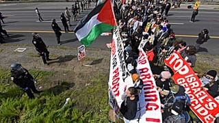 متظاهرون في أوكلاند في كاليفورنيا يطالبون بوقف إطلاق النار في غزة. 2024/04/15