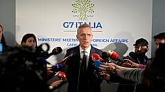 NATO-Generalsekretär Jens Stoltenberg (Mitte) mit Reportern beim G7-Außenministertreffen auf der italienischen Ferieninsel Capri, 18. April 2024.