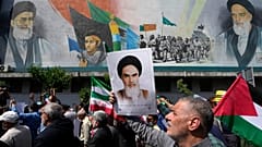 متطاهرين يحتشدون في شوارع طهران الجمعة 19 أبريل بعد تنفيذ إسرائيل هجوم على أصفهان 