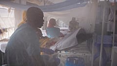 Darfur'daki yüz binlerce kişi çatışmalardan kaçarak komşu Çad'daki kamplara sığındı