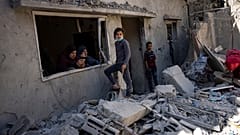 عائلة أبو دراز في رفح تتفقد منزلها بعد تعرضه لقصف إسرائيلي. 2024/04/04 