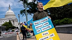 Aktivisten, die die Ukraine unterstützen, demonstrieren vor dem Capitol in Washington DC für die Freigabe der Ukraine-Hilfen. 