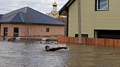Житель плывёт по затопленной улице в Оренбурге
