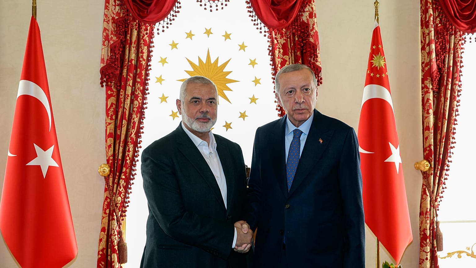 الرئيس التركي رجب طيب إردوغان خلال لقائه رئيس المكتب السياسي لحركة حماس اسماعيل هنية 