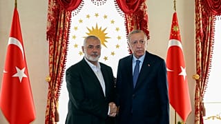 الرئيس التركي رجب طيب إردوغان خلال لقائه رئيس المكتب السياسي لحركة حماس اسماعيل هنية 