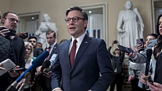 Mike Johnson republikánus házelnök újságírókkal beszél a kongresszusi döntés után