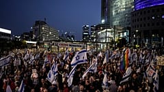 Menschen protestieren gegen die Regierung des israelischen Premierministers Benjamin Netanjahu und fordern die Freilassung der Geiseln, die im Gazastreifen von der militanten Hamas-Gruppe festgehalten werden