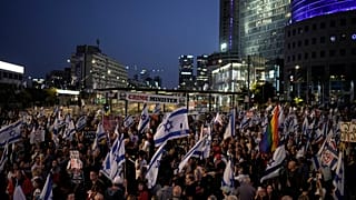As pessoas protestam contra o governo do primeiro-ministro israelita Benjamin Netanyahu e pedem a libertação dos reféns detidos na Faixa de Gaza pelo grupo militante Hamas