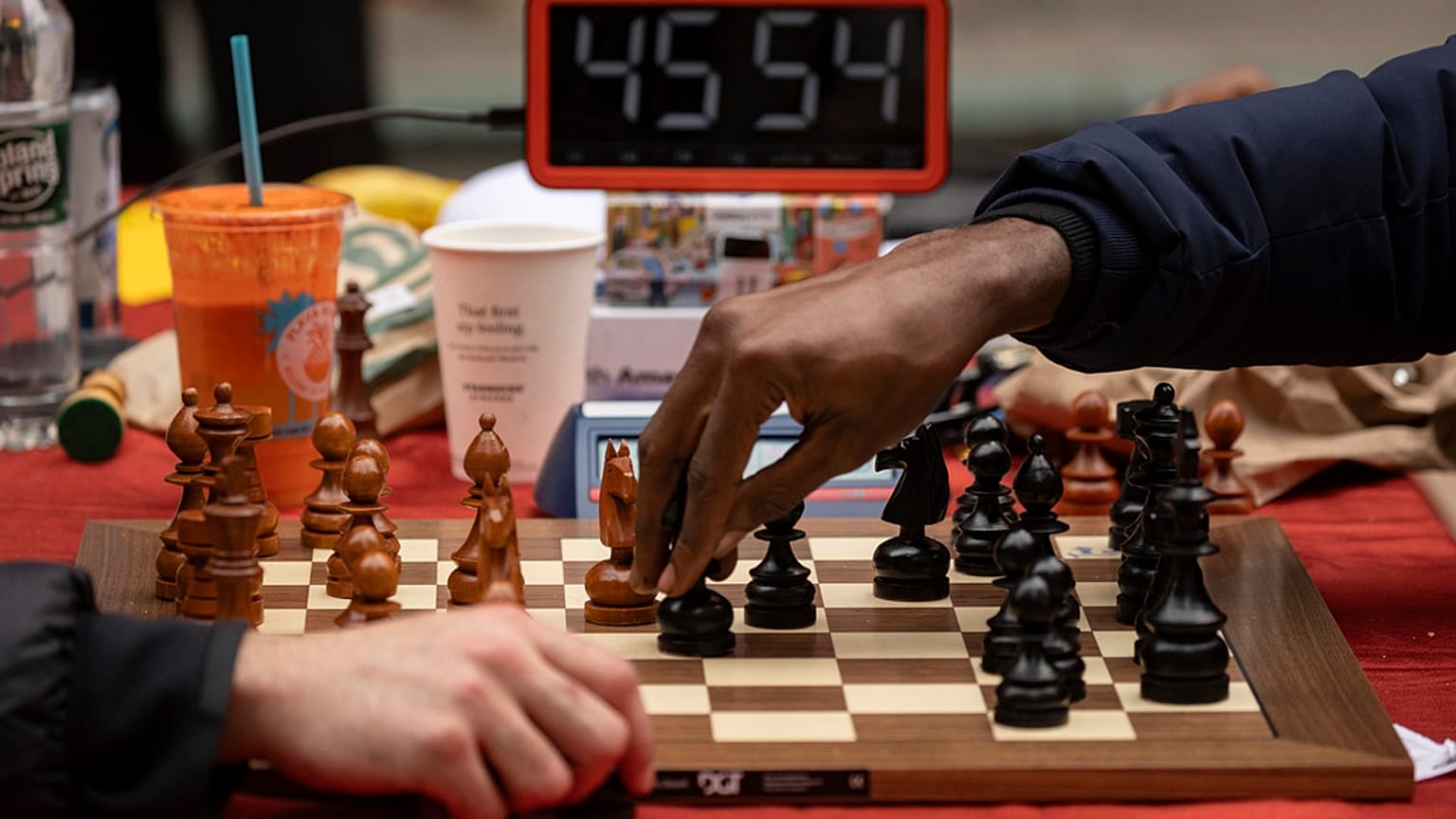 Tunde Onakoya, 29 años, campeón nigeriano de ajedrez y defensor de la educación infantil, juega una partida de ajedrez en Times Square.
