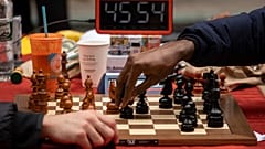 Tunde Onakoya, 29 años, campeón nigeriano de ajedrez y defensor de la educación infantil, juega una partida de ajedrez en Times Square.