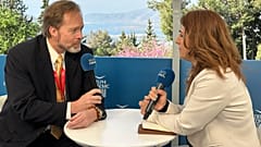 Ο Paul Burrows, γενικός γραμματέας WAITRO και Αντ. του Ινστιτούτου Βιομηχανικής Έρευνας Jiangsu (JITRI) στο Nanjing και η δημοσιογράφος του euronews, Συμέλα Τουχτίδου