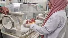 Aus dem Bauch der Mutter gerettetes Frühchen im Krankenhaus in Rafah im Gazastreifen