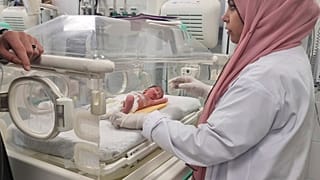 Aus dem Bauch der Mutter gerettetes Frühchen im Krankenhaus in Rafah im Gazastreifen