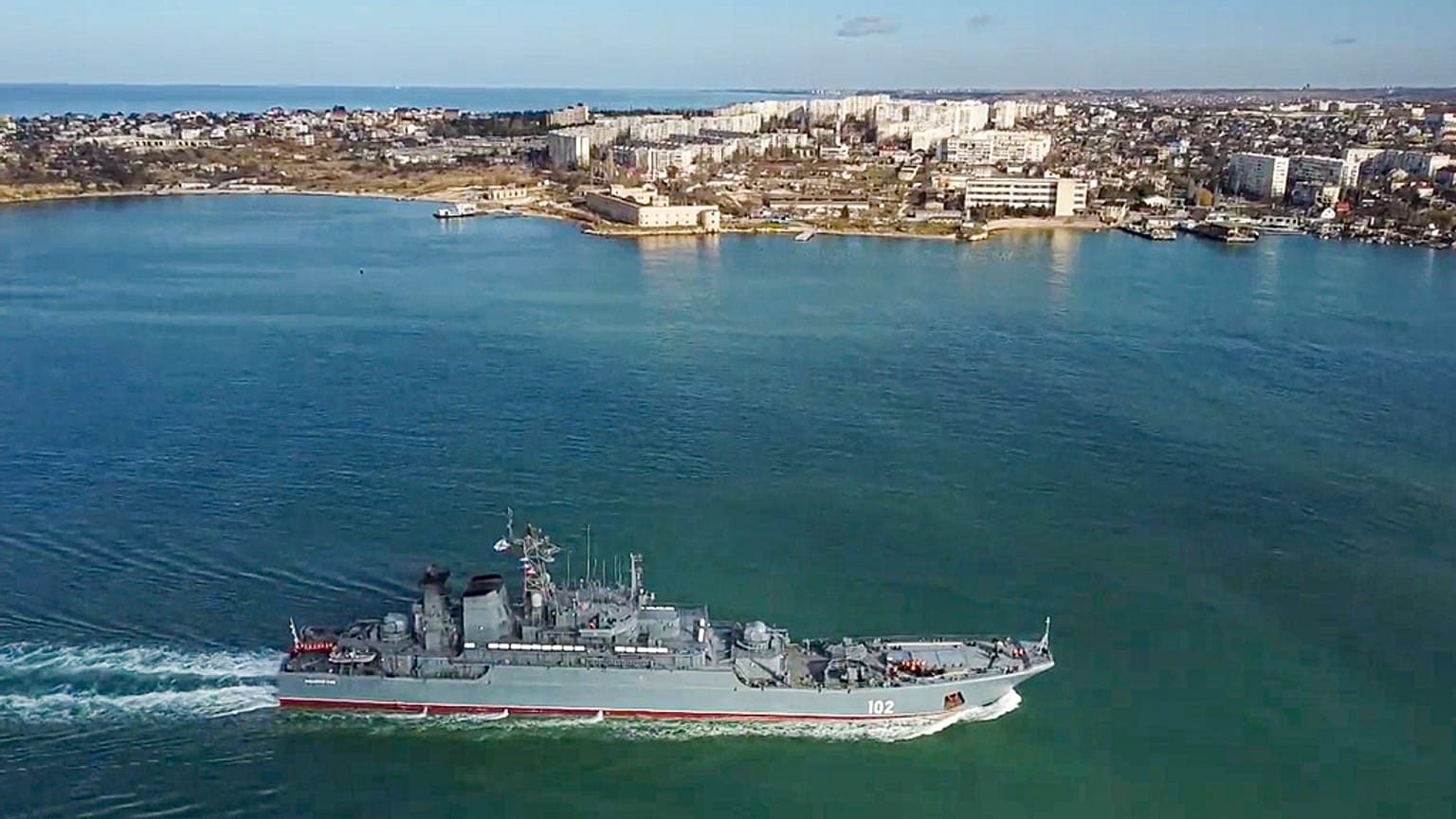 La nave d'assalto anfibia della marina russa Kaliningrad entra nel porto di Sebastopoli in Crimea, 10 febbraio 2022