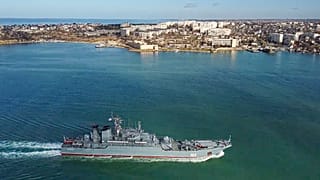 La nave d'assalto anfibia della marina russa Kaliningrad entra nel porto di Sebastopoli in Crimea, 10 febbraio 2022