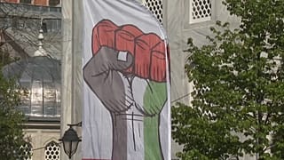 شعار قبضة اليد بألوان العلم الفلسطيني ترفع خلال مظاهرة في اسطنبول رمزا الصمود. 2024/04/21