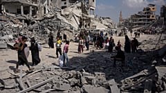 Palästinenser gehen durch die Zerstörung nach einer israelischen Luft- und Bodenoffensive in Khan Younis im südlichen Gazastreifen, 8. April 2024.