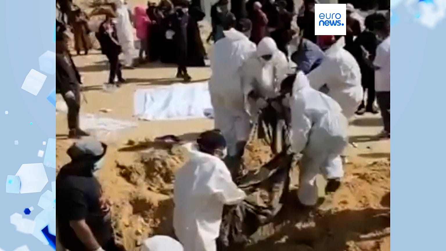 Palestinos caminan entre la destrucción tras una ofensiva aérea y terrestre israelí en Khan Younis, sur de la Franja de Gaza, 8 de abril de 2024.