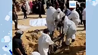 Palestinos caminan entre la destrucción tras una ofensiva aérea y terrestre israelí en Khan Younis, sur de la Franja de Gaza, 8 de abril de 2024.