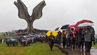 Hunderte Menschen versammeln sich in der Gedenkstätte Jasenovac.