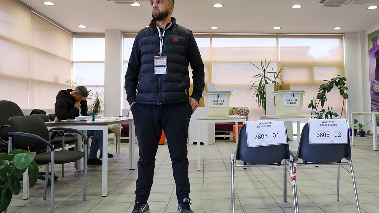 Μέλος της εφορευτικής επιτροπής σε άδειο εκλογικό κέντρο στο δημοψήφισμα  το δημοψήφισμα για την αποπομπή των δημάρχων στο Βόρειο Κόσοβο