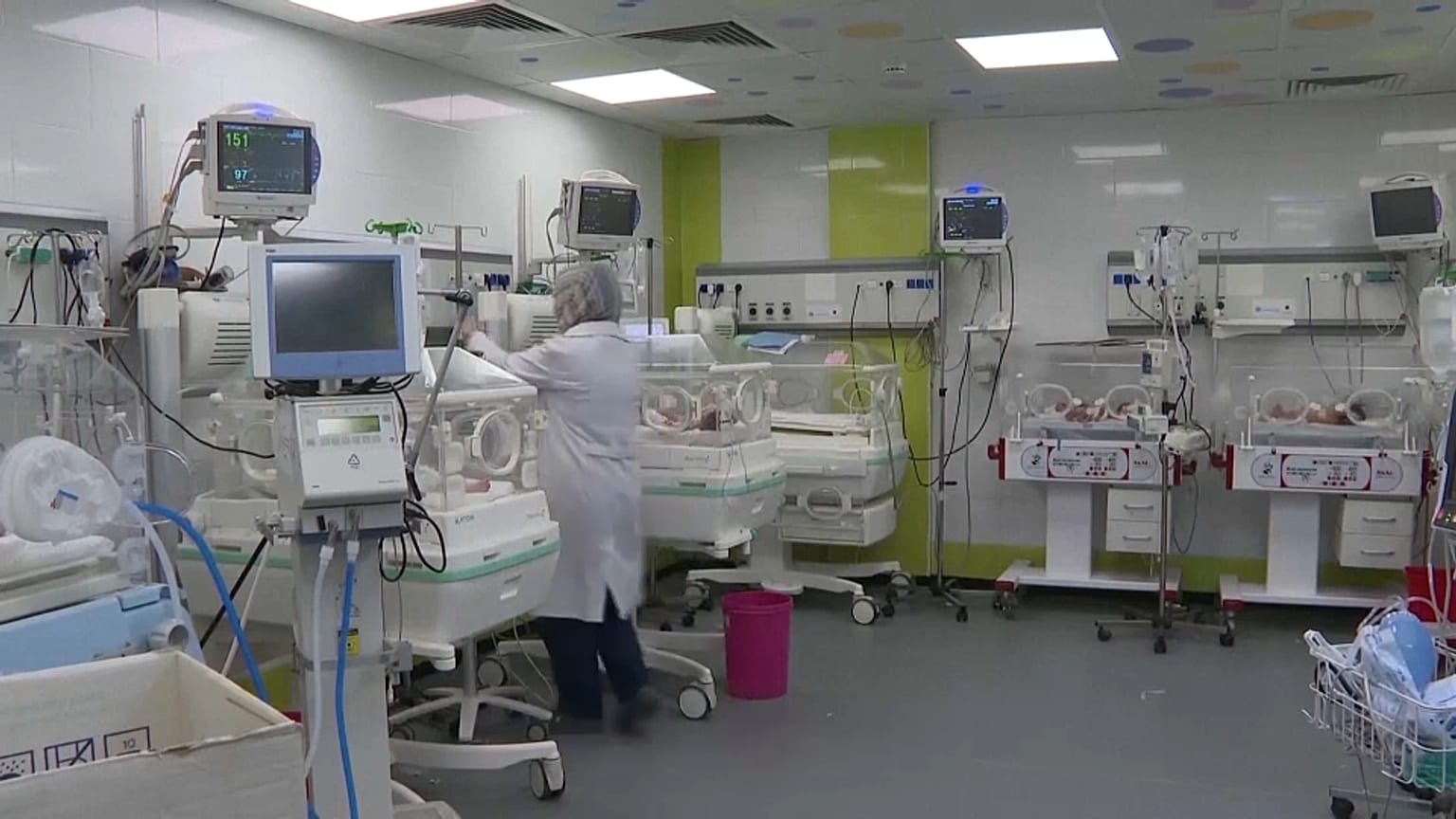 الأطفال الرضع في مستشفيات غزة