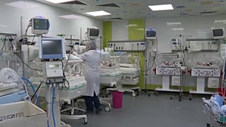 الأطفال الرضع في مستشفيات غزة