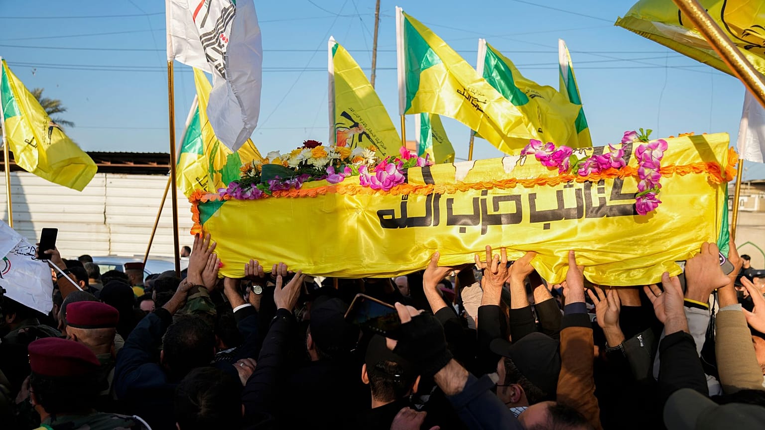 تابو یکی از فرماندهان گروه شبه نظامی کتائب حزب الله به نام که در حمله هوایی آمریکا در بغداد عراق کشته شد، ۸ فوریه ۲۰۲۴