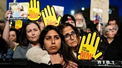 متظاهرون إسرائيليون في القدس يطالبون الحكومة الإسرائيلية بتأمين إطلاق سراح المحتجزين الإسرائيليين لدى حماس في قطاع غزة