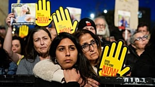 متظاهرون إسرائيليون في القدس يطالبون الحكومة الإسرائيلية بتأمين إطلاق سراح المحتجزين الإسرائيليين لدى حماس في قطاع غزة